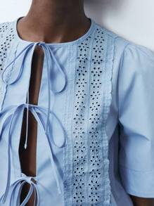 Maija 女士蓝色圆领灯笼袖孔眼刺绣系带镂空简约休闲衬衫，适合度假和海滩 - 藍色 - 查看 4