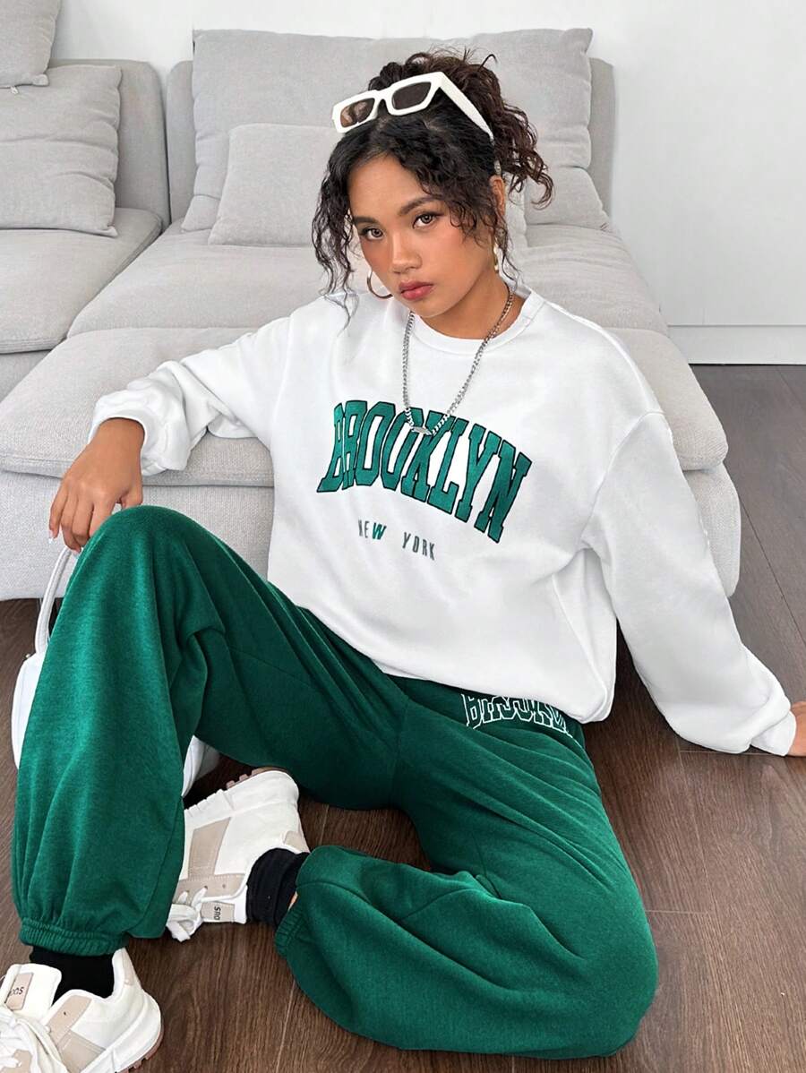 SHEIN 少女针织字母印花图案圆领运动衫和斜口袋运动裤，休闲两件套 - 墨綠色 - 查看 1