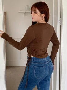 Dazy Petite Plus 加大码 V 领褶皱腰短款 T 恤，百搭设计，棕色，春夏秋季长袖女式上衣