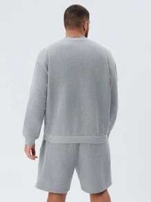 Manfinity NXTstreet Conjunto de 2 piezas, sudadera con capucha de cuello redondo y hombros caídos informal y pantalón corto recto con cordón en la cintura para hombre talla grande