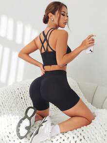 Easithlete Conjunto de ropa deportiva para mujer con diseño de espalda cruzada y pantalones cortos ajustados - Negro - Ver 6