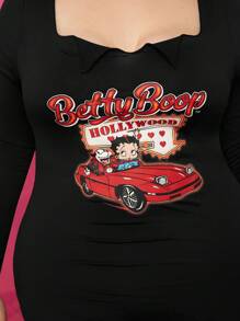 Betty Boop x SHEIN Vestido corto negro de talla grande con cuello de corazón, ajustado, y estampado de automóvil de carrera y letras, apropiado para citas y atuendos