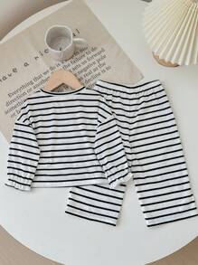 SHEIN Niemowlęca bluza z dzianiny w czarno-białe paski z nadrukiem serca i spodnie z gumką w pasie, 2-częściowy zestaw, odpowiedni na co dzień, czas wolny, na zewnątrz, wakacje jesienią/zimą