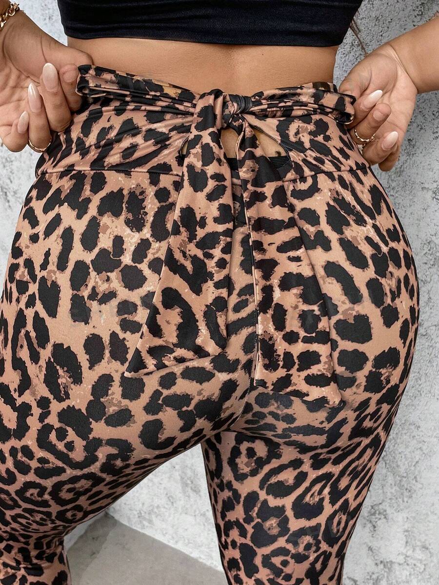 SHEIN Essnce Mallas entalladas de talla grande para mujer con estampado de leopardo y mariposa en la parte trasera