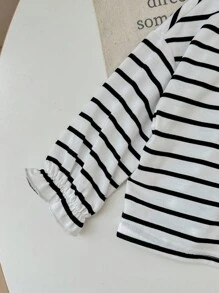 SHEIN Niemowlęca bluza z dzianiny w czarno-białe paski z nadrukiem serca i spodnie z gumką w pasie, 2-częściowy zestaw, odpowiedni na co dzień, czas wolny, na zewnątrz, wakacje jesienią/zimą