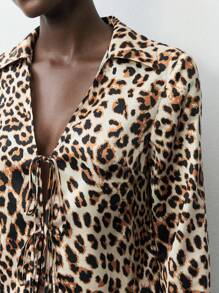 Maija 女士豹纹系带时尚长袖衬衫，浪漫、时尚、百搭；适合夏季度假、舒适、波西米亚风、沙滩装、泳衣罩衫，风格时尚、优雅、休闲、简约日常、乡村风、必备单品、纯色、假日休闲、得体、单身女士，是度假、优雅时尚、商务休闲、外出、毕业、欧洲夏季、夏威夷、夏季女装、街头女装、斯德哥尔摩风格、教师等场合的理想之选。 - 杏色 - 查看 4
