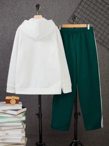 SHEIN 2 件套青少年男童休闲英式印花连帽白色运动衫和绿色拼布慢跑裤套装，适合秋季、冬季、保暖、学院风、家居服、日常、运动、生日派对、外出、百搭、简约、抓绒、加厚 - 彩色 - 查看 2