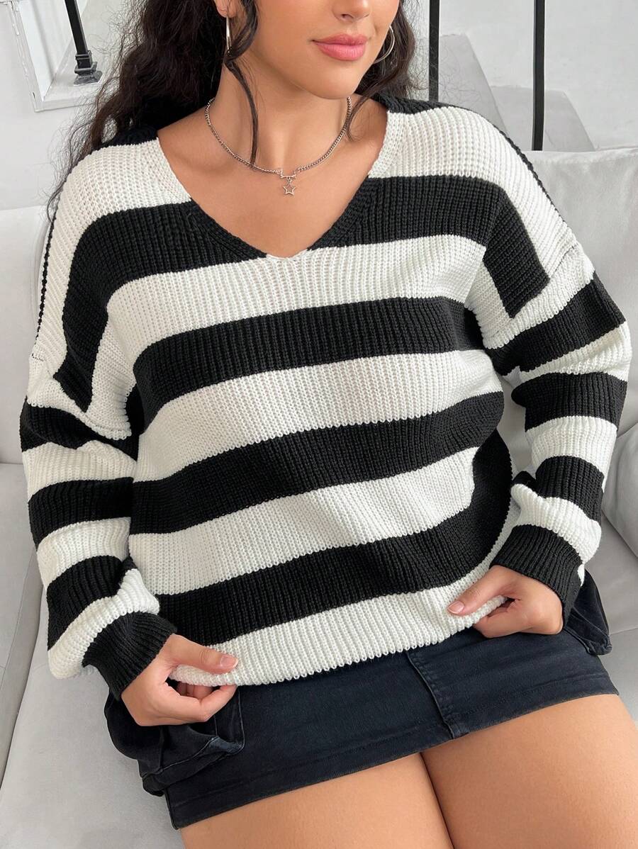 SHEIN EZwear 大码女式黑白条纹 V 领休闲针织毛衣 - 黑與白 - 查看 1