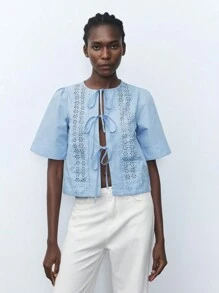 Maija 女士蓝色圆领灯笼袖孔眼刺绣系带镂空简约休闲衬衫，适合度假和海滩 - 藍色 - 查看 3