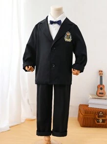 Áo blazer vải tuýt trang trọng dành cho bé trai với thiết kế một bên ngực và trang trí biểu tượng trường học, kết hợp với quần váy. Thích hợp cho các dịp Thu/Đông như sự kiện ở trường, các bữa tiệc yêu cầu trang phục trang trọng. Điểm nhấn biểu tượng trường học tinh xảo nâng cao vẻ ngoài bóng bẩy, cho phép các chàng trai trẻ thể hiện sự tự tin trong bối cảnh trang trọng. - màu đen - Xem 3