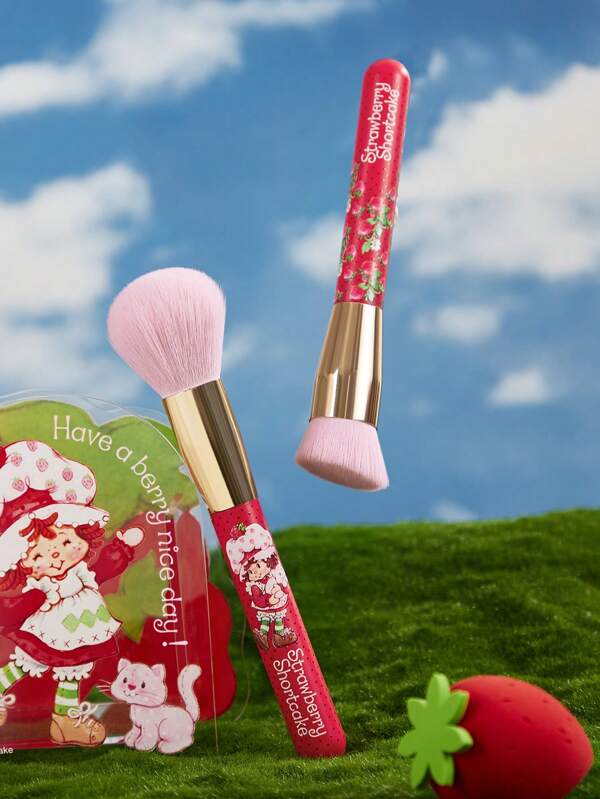 Strawberry Shortcake X SHEIN 2 piezas de brochas de maquillaje rosa con estampados de personajes de dibujos animados y fresas