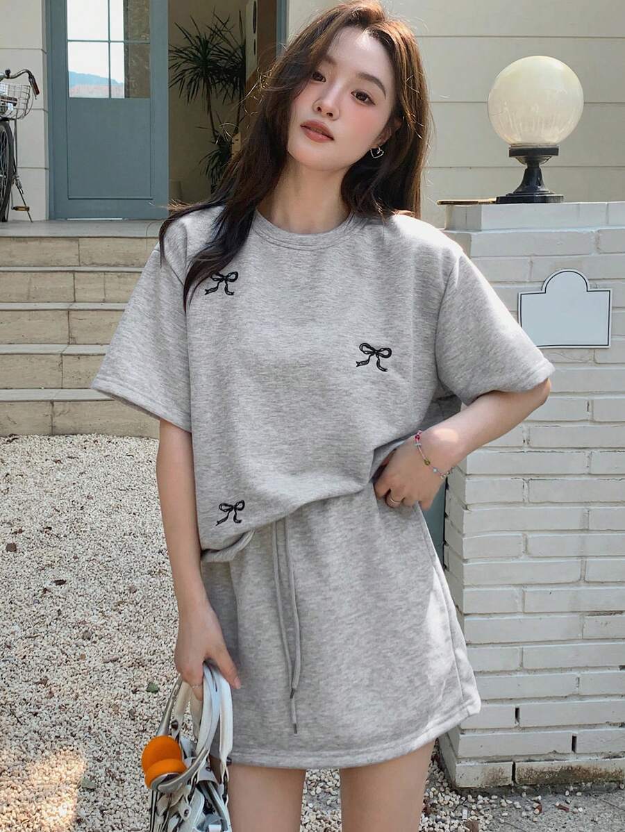 DAZY 2 件套女士休闲蝴蝶结刺绣短袖上衣和短裤套装，夏季 - 灰色 - 查看 1