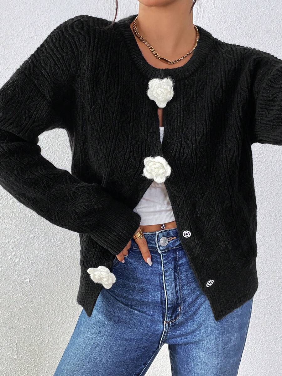 SHEIN Frenchy 女式花卉装饰黑色宽松开衫，秋冬，保暖长袖毛衣开衫，带袖上衣，纹理落肩袖开衫，胸花女式开衫，女装，泡泡长袖冬季女装，黑色毛衣，胸花法式秋季毛衣 - 黑色 - 查看 1
