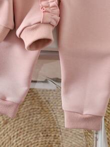 SHEIN Conjunto de sudadera con capucha y pantalón informal de unicolor para bebé niña con detalles de volantes, otoño/invierno - Rosa - Ver 7