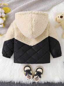SHEIN Chaqueta con capucha de invierno para bebé niño, negra y beige de peluche. Cómoda y cálida para uso al aire libre, en casa, casual, deportes y fiestas. Esta chaqueta tiene un Body de algodón negro con cuello, puños y dobladillo de peluche beige, cierre delantero con cremallera para facilitar el uso y forro de algodón para mayor calidez. El diseño de patchwork único muestra un aspecto elegante, convirtiéndolo en una excelente opción para diversas ocasiones como salidas, hogar, ocio, deportes o fiestas. Esta chaqueta negra de algodón y peluche beige con capucha para bebés combina perfectamente el calor y la moda para mantener a tu pequeño acogido durante el invierno. - Negro - Ver 2