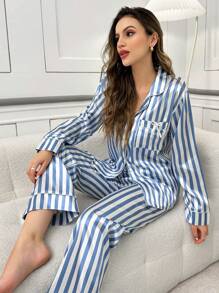 1 Set Damen Schlafanzug mit blau-weiß gestreiftem Muster und Kragen