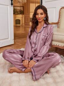 Conjunto de pijama con top de manga larga con botones delanteros y ribete contrastante y pantalón largo, ideal para vacaciones