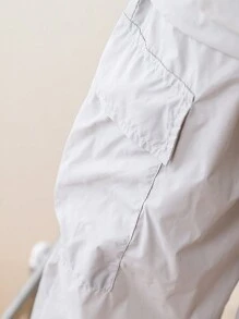 2件/套年轻男童休闲运动薄款前开大口袋风衣外套和多口袋工装裤。外套采用薄款风衣材质，前开半开设计，展现休闲运动风格。带口袋设计的工装裤增添实用性和时尚感。适合年轻男童日常生活穿着，展现休闲舒适的时尚风格。薄款风衣材质使外套轻盈透气，带口袋设计的裤子实用舒适。这套是年轻男童衣橱中实用又时尚的单品，为他们的日常穿着增添时尚休闲的舒适感。