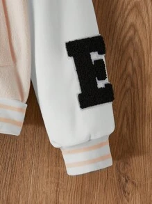 Uniforme de béisbol para niñas preadolescentes con múltiples parches de letras, chaqueta informal caqui y blanca