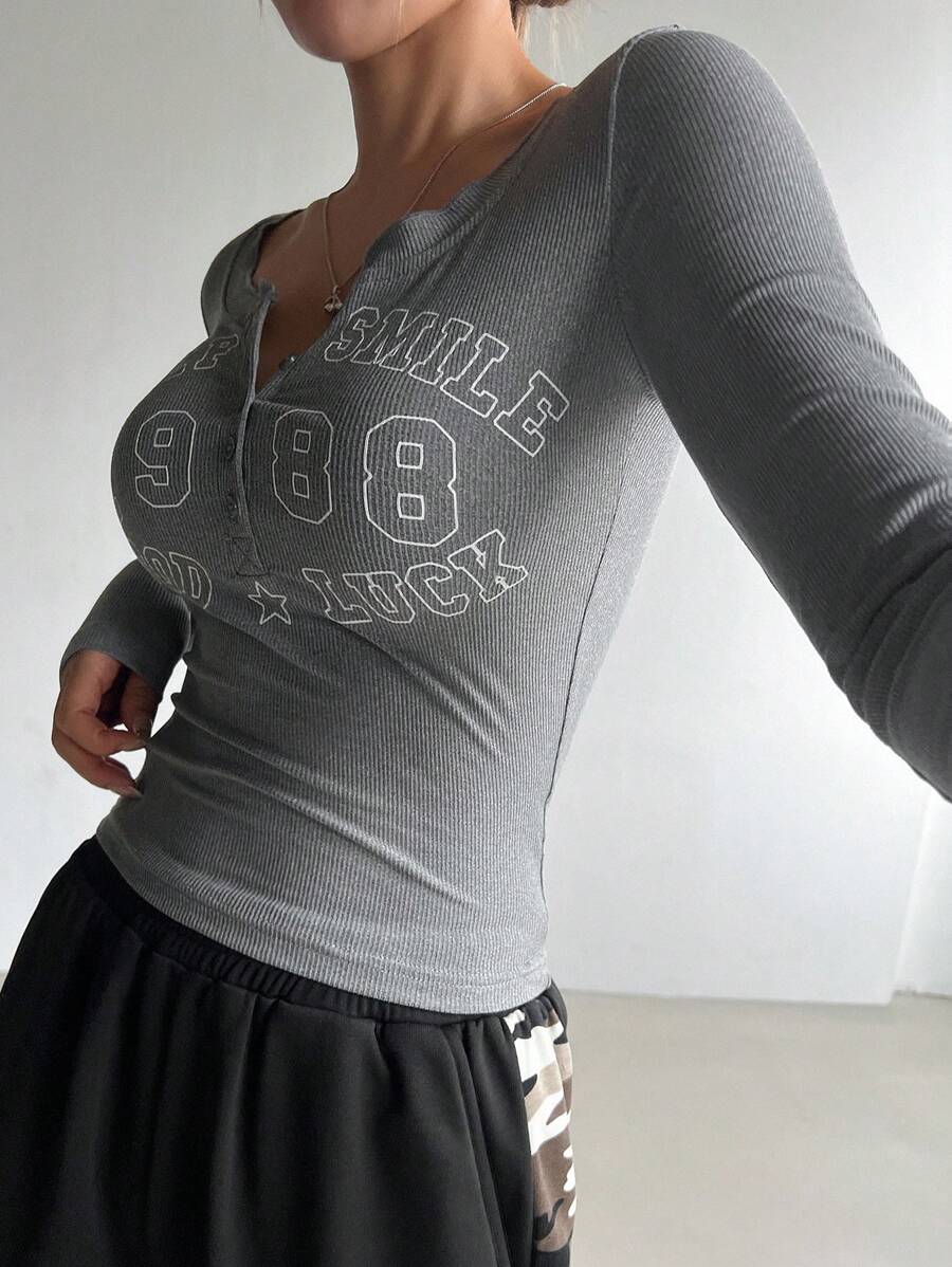 DAZY Camiseta De Manga Larga Ajustada Con Cuello Redondo Y Botones Al Frente Impresa Con Letras - Gris Oscuro - Ver 1