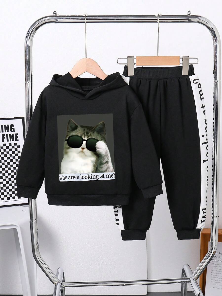 SHEIN 3 件套 幼儿女孩时尚可爱眼镜猫和字母印花连帽衫运动衫 + 字母印花裤套装 - 黑色 - 查看 1