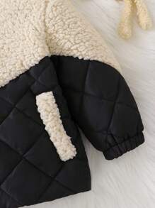 SHEIN Chaqueta con capucha de invierno para bebé niño, negra y beige de peluche. Cómoda y cálida para uso al aire libre, en casa, casual, deportes y fiestas. Esta chaqueta tiene un Body de algodón negro con cuello, puños y dobladillo de peluche beige, cierre delantero con cremallera para facilitar el uso y forro de algodón para mayor calidez. El diseño de patchwork único muestra un aspecto elegante, convirtiéndolo en una excelente opción para diversas ocasiones como salidas, hogar, ocio, deportes o fiestas. Esta chaqueta negra de algodón y peluche beige con capucha para bebés combina perfectamente el calor y la moda para mantener a tu pequeño acogido durante el invierno. - Negro - Ver 3