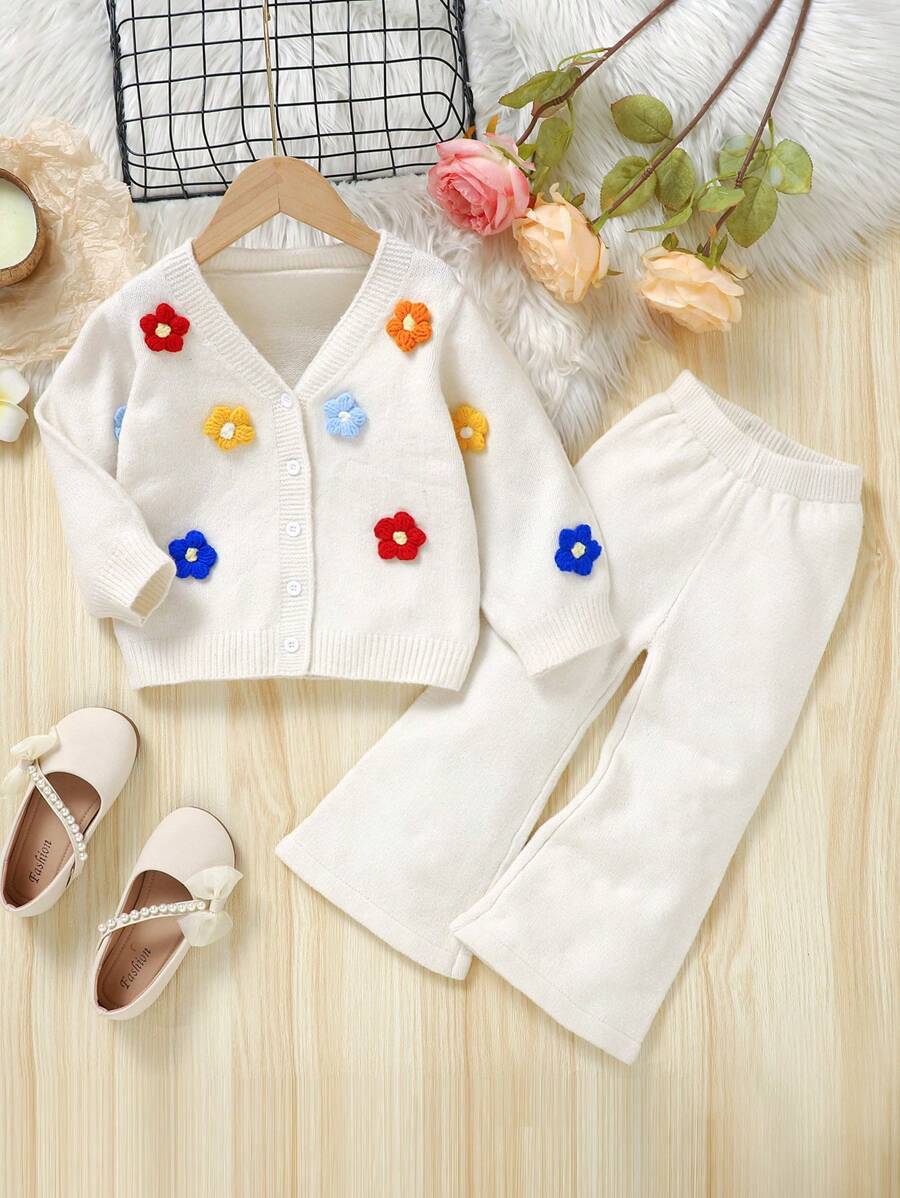 SHEIN Conjunto informal de 2 piezas para niñas jóvenes - Cardigan de punto de manga larga con escote en V blanco con 10 decoraciones de flores y pantalones de punto de pierna ancha, traje de corte holgado para niñas de 4 a 7 años, adecuado para uso casual, al aire libre, viajes, vacaciones, hogar, guardería, escuela, primavera, otoño, invierno