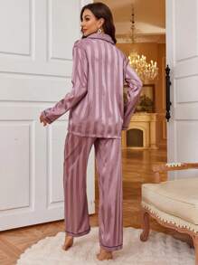 Conjunto de pijama con top de manga larga con botones delanteros y ribete contrastante y pantalón largo, ideal para vacaciones