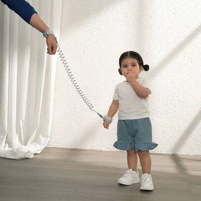 1 dây đeo cổ tay chống lạc cho bé có thể kéo dài tới 2m