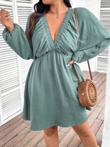 SHEIN Frenchy Cộng với kích thước thông thường có họa tiết vải nhăn cổ chữ V Váy chữ A eo rộng - Màu xanh lá cây đậm - Xem 4