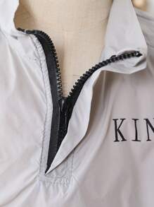 2件/套年轻男童休闲运动薄款前开大口袋风衣外套和多口袋工装裤。外套采用薄款风衣材质，前开半开设计，展现休闲运动风格。带口袋设计的工装裤增添实用性和时尚感。适合年轻男童日常生活穿着，展现休闲舒适的时尚风格。薄款风衣材质使外套轻盈透气，带口袋设计的裤子实用舒适。这套是年轻男童衣橱中实用又时尚的单品，为他们的日常穿着增添时尚休闲的舒适感。