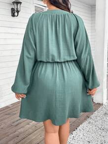 SHEIN Frenchy Cộng với kích thước thông thường có họa tiết vải nhăn cổ chữ V Váy chữ A eo rộng - Màu xanh lá cây đậm - Xem 2