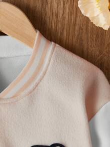 Uniforme de béisbol para niñas preadolescentes con múltiples parches de letras, chaqueta informal caqui y blanca