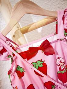 Strawberry Shortcake X SHEIN Vestido lindo y dulce de niña joven con estampado de fresa y una bolsa de hombro con dibujos animados - Rosado Sandía - Ver 3