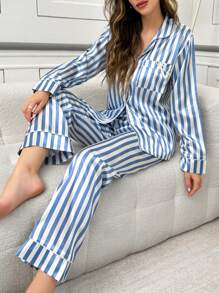 1 Set Damen Schlafanzug mit blau-weiß gestreiftem Muster und Kragen