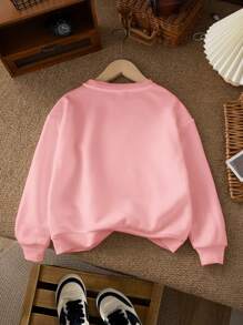 SHEIN Sudadera de cuello redondo informal y vintage con gráfico de letra inglesa de fresa de dibujos animados para niñas preadolescentes, adecuada para looks lindos de otoño e invierno, sudadera de cuello redondo, sudadera rosa, tops estilo preppie, de vuelta al cole para niñas, blusas para niñas, vintage