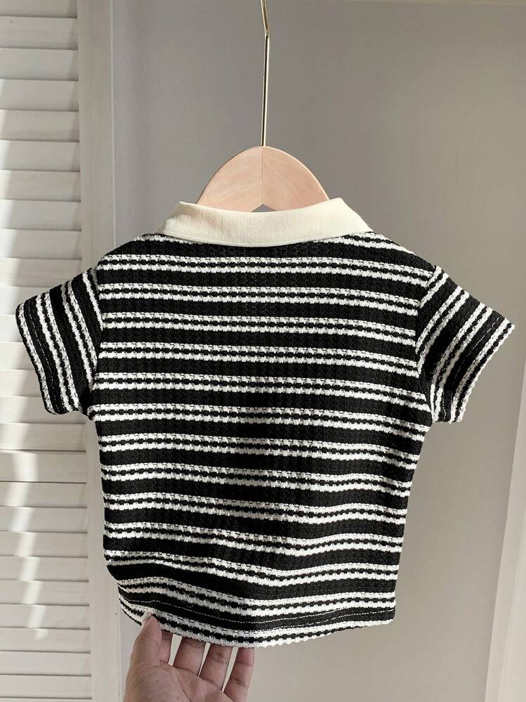 SHEIN LMoss Kids 男婴可爱休闲趣味罗纹针织条纹 Polo 短袖上衣，适合夏季居家、户外、旅行 - 黑色 - 查看 2