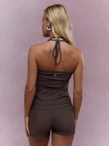 MISSGUIDED Conjunto coordinado de top con cuello halter con recorte y espalda descubierta, y shorts para correr - Café integral - Ver 2