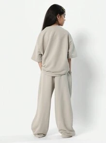 SUMWON 少女日常宽松T恤和纽约图案印花运动裤两件套，适合休闲和度假穿着 - 卡其色 - 查看 2