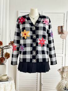 Dreamara Damen Große Größen Midi Strickjacke mit V-Ausschnitt, Kontrast Karomuster in Schwarz und Weiß, Struktur und Pelz Effekt, Knopfleiste, Collegemode/ Resort Stil - Verschiedenfarbig - Übersicht 1