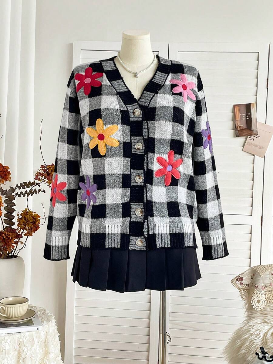 Dreamara Damen Große Größen Midi Strickjacke mit V-Ausschnitt, Kontrast Karomuster in Schwarz und Weiß, Struktur und Pelz Effekt, Knopfleiste, Collegemode/ Resort Stil - Verschiedenfarbig - Übersicht 1