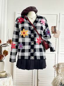 Dreamara Damen Große Größen Midi Strickjacke mit V-Ausschnitt, Kontrast Karomuster in Schwarz und Weiß, Struktur und Pelz Effekt, Knopfleiste, Collegemode/ Resort Stil - Verschiedenfarbig - Übersicht 3