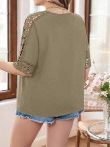 SHEIN Franclia Blusa de talla grande de unicolor con cuello redondo, contraste de encaje y mangas cortas - Café integral - Ver 2
