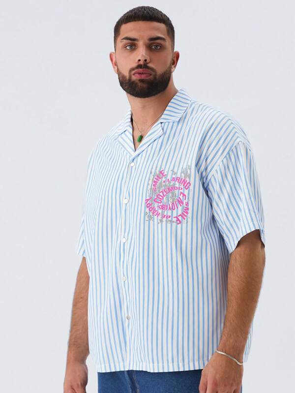 Manfinity NXTstreet Plus Size Men Casual Loose Fit Vertical Striped Drop Shoulder Stand Collar Short Sleeve Shirt, Summer Everyday Wear