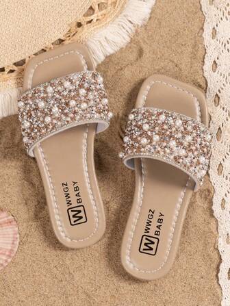 夏季女童水钻和珍珠装饰沙滩凉鞋，时尚露趾平底公主拖鞋，适合学生和户外穿着（手工制作的水钻位置略有不均匀，鞋底颜色随机）