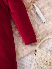 SHEIN Váy dài tay nhung đỏ đính hạt ngọc trai thanh lịch cho bé gái và bé gái, thích hợp cho tiệc, tiệc tùng, và có thể kết hợp với nhiều loại áo khoác ngoài thanh lịch, mùa thu và mùa đông, cho Giáng sinh - Đỏ - Xem 6