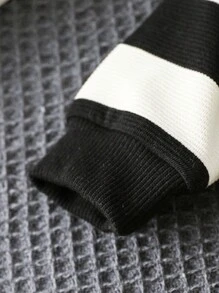 男婴休闲黑白条纹字母刺绣长袖连体衣，适合秋冬季韩版时尚风格，可爱百搭，适合日常穿着、聚会和拍照。 - 黑色 - 查看 5