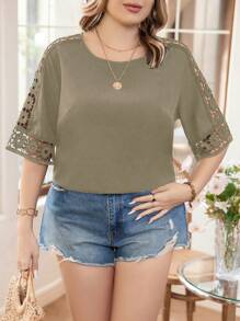 SHEIN Franclia Blusa de talla grande de unicolor con cuello redondo, contraste de encaje y mangas cortas - Café integral - Ver 1