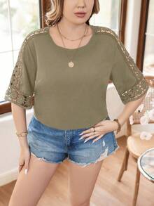 SHEIN Franclia Blusa de talla grande de unicolor con cuello redondo, contraste de encaje y mangas cortas - Café integral - Ver 5