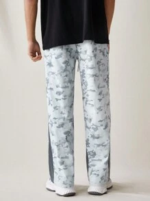 Manfinity VCAY Men's Casual Elastic Waist Straight Leg Camo Print Woven Pants